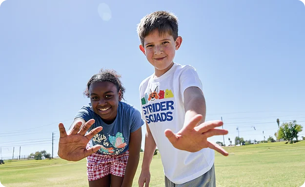 الطلاب يبتسمون