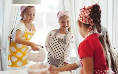 البنات الصغيرات يطبخن