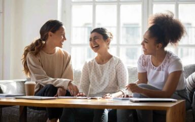 فتيات يبتسمن